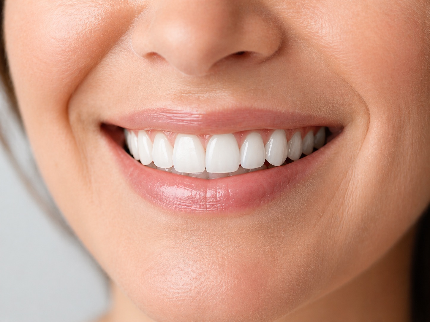 Strahlendes Lächeln durch Veneers und Vollkeramik